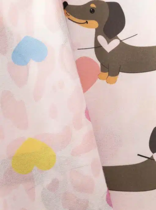 Entdecke den Zwillingsherz-Schal "Dackel Love": Dein stylisches Accessoire mit süßen Dackeln und bunten Herzen auf Pink!.