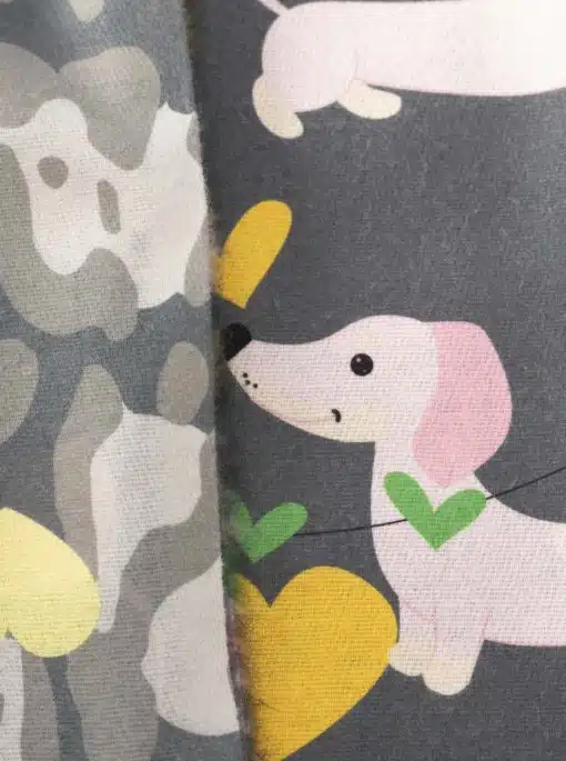 Hol dir den Zwillingsherz Schal "Dackel Love": Pinke Dackel, grüne Herz-Halsbänder und gelbe Herzen auf angesagtem Camouflage!.