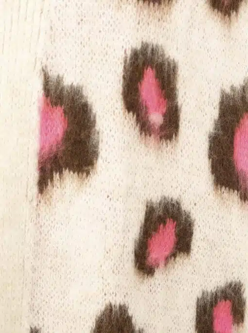 Erlebe den Zwillingsherz Kuschel-Cardigan "Soft Leo" aus weichem Stoff mit Creme-Basis und modernem Braun-Pink-Leo-Print.