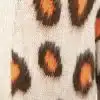 Erlebe den Zwillingsherz Kuschel-Cardigan "Soft Leo": Flauschiges Creme-Gestrick und stylischer Leo-Look in Orange und Schwarz.