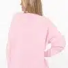 Zeige deinen Style: Im weichen Zwillingsherz Pullover "Love Affair" und hellblauen Jeans strahlst du pure Modernität aus.