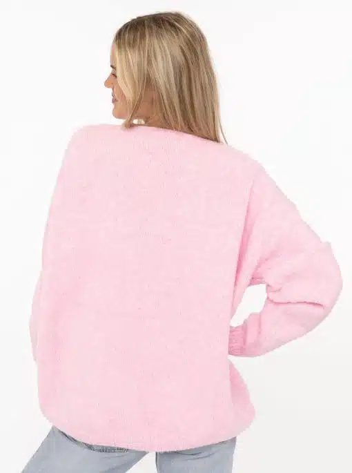 Zeige deinen Style: Im weichen Zwillingsherz Pullover "Love Affair" und hellblauen Jeans strahlst du pure Modernität aus.