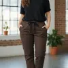 Erlebe den Herbst-Style: Zieh die braune "Zauberhafte Hose 2025" an, dazu ein schwarzes Shirt - modern & gemütlich!.