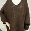 Entdecke deinen neuen Look: Zieh den "Everyday Cozy" Pullover an-lässig, chunky gestrickt, im warmen Braun vor hellem Holz!.