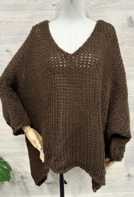 Entdecke deinen neuen Look: Zieh den "Everyday Cozy" Pullover an-lässig, chunky gestrickt, im warmen Braun vor hellem Holz!.