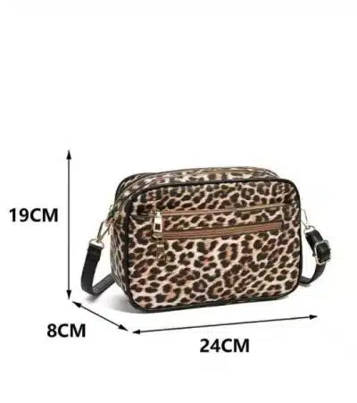 Zeige deinen Style mit dieser modernen Schultertasche im trendigen Leo-Look und goldenen Zippern - 24x19x8 cm mit praktischem Gurt.