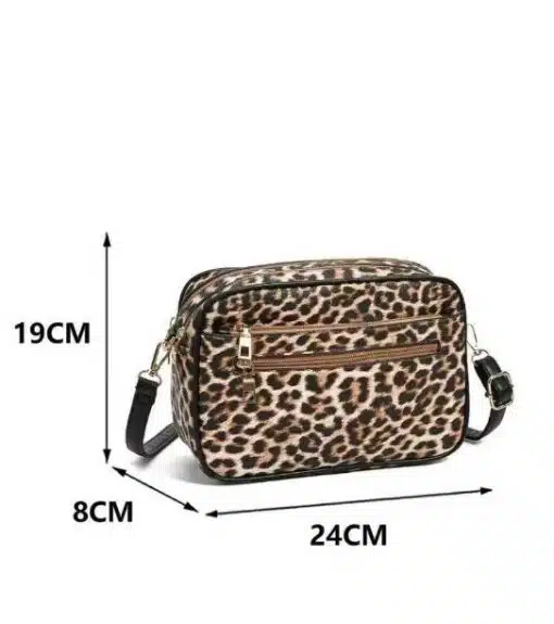 Zeige deinen Style mit dieser modernen Schultertasche im trendigen Leo-Look und goldenen Zippern - 24x19x8 cm mit praktischem Gurt.
