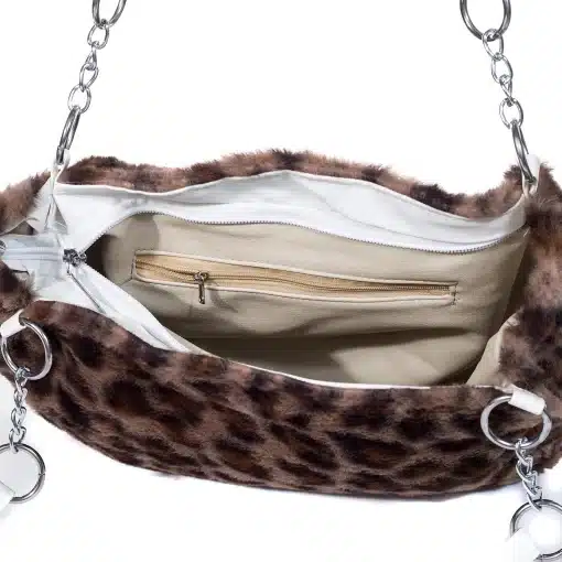 Entdecke dein Trend-Highlight: Die offene Leo-Tasche mit stylischem Kettenriemen, beigem Interieur und praktischem Zipper-Fach.