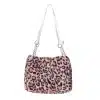 Entdecke deine neue Trendtasche: Flauschiges Handbag im pinken Leopardenmuster mit weißem Riemen und silbernen Ketten-Details.