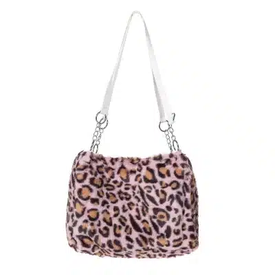 Entdecke deine neue Trendtasche: Flauschiges Handbag im pinken Leopardenmuster mit weißem Riemen und silbernen Ketten-Details.