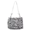 Trage jetzt diese trendige Handtasche aus weißem Kunstfell mit Leo-Print und stylischem Schulterriemen - dein Fashion-Statement!.