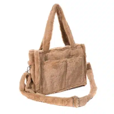 Erlebe pure Weichheit: Diese tanfarbene Felltasche setzt dich mit Doppelhenkeln, Fronttaschen und Schultergurt stylisch in Szene!.
