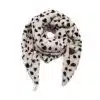 Setz ein Statement mit dem "Soft Rebel" Kunstfell Schal in Beige mit schwarzen Dalmatiner-Spots - das Upgrade für deinen Look!.