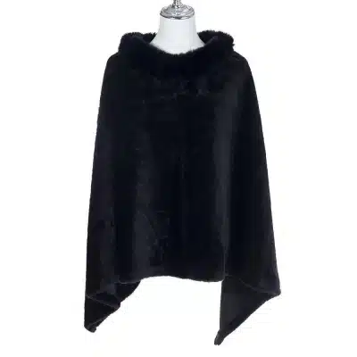 Erlebe den "Classic Touch" Poncho: edler, schwarzer Kunstpelz mit samtiger Haptik - das moderne Highlight für deinen Look!.