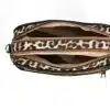 Sichere dir diese angesagte Crossbody-Bag im trendigen Leo-Print, mit goldenen Zippern und stylischem schwarzem Gurt.
