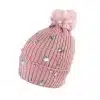 Setzen Sie ein stylisches Statement mit dieser pinken Strickmütze, glitzernden Steinen und Pompon - funkel modern denn je!.