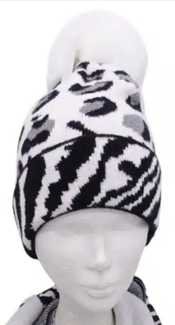 Erlebe deinen modernen Look mit der Wildlook Mütze - die stylishe Animal-Print-Beanie mit flauschigem Kunstfell-Pompom!.