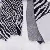Entdecke deinen neuen Look: Der Wildlook Schal im trendigen Zebra-Design mit weißen Faux-Fur-Pompons - stilvoll und einzigartig.