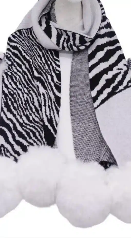 Entdecke deinen neuen Look: Der Wildlook Schal im trendigen Zebra-Design mit weißen Faux-Fur-Pompons - stilvoll und einzigartig.