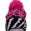Setze ein Statement mit der Wildlook Mütze: Trage deinen Animal-Print in Pink, Schwarz & Weiß und genieße den flauschigen Bommel!.