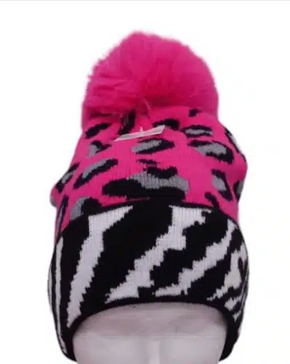 Setze ein Statement mit der Wildlook Mütze: Trage deinen Animal-Print in Pink, Schwarz & Weiß und genieße den flauschigen Bommel!.