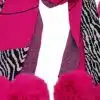 Setz ein Statement mit dem Wildlook Schal - sanfter Strick, pinker Animal-Print und flauschige Kunstfell-Bommel für deinen Style!.