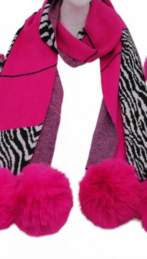 Setz ein Statement mit dem Wildlook Schal - sanfter Strick, pinker Animal-Print und flauschige Kunstfell-Bommel für deinen Style!.