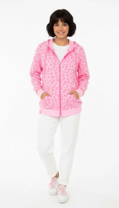 Du trägst die coole Zwillingsherz Sweatjacke "Leo Neon" mit weißen Hosen und pinken Sneakern - stylisch, modern, strahlend!.