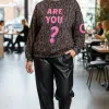 Strahle Stil aus, während du lächelnd im Café das ARE YOU OK Sweatshirt mit coolem Leo-Print und pinkem "ARE YOU?" trägst.