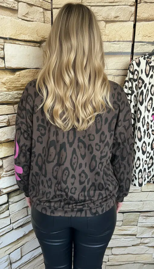 Style das "ARE YOU OK" Sweatshirt mit schwarzen Pants und setze ein Statement - vor einer markanten Steinwand, genau wie du.