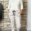Style die Cargo-Jogpants in cooler Lederoptik mit weißem Sweater und Sneakern - dein lässiger Look für jeden Tag!.