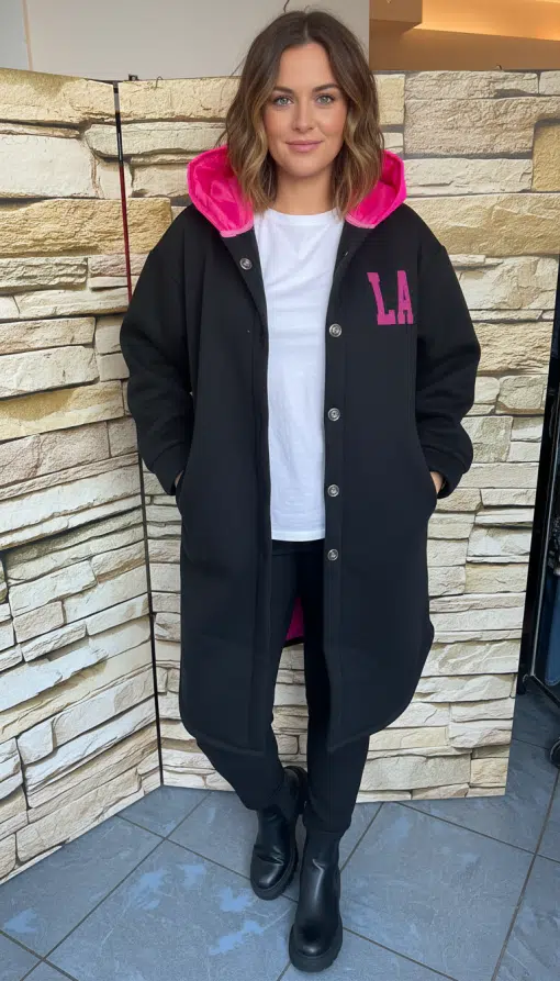 Du trägst den angesagten "Los Angeles" Sweatmantel mit pinker Kapuze - stylisch kombiniert vor cooler Steinwand in L.A.