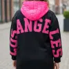 Zeig deinen Style im "Los Angeles" Sweatmantel: Schwarzer Mantel, pinke Kapuze, auffällige Schrift - perfekt für die City!.