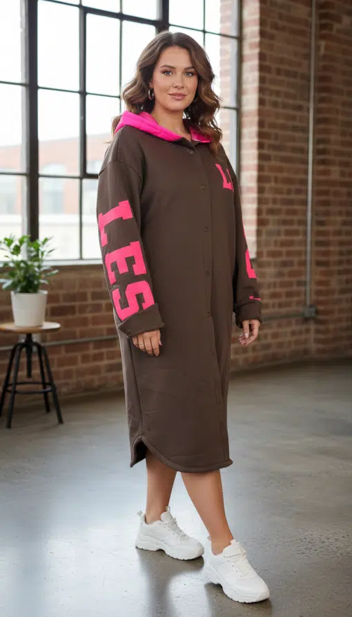 Erlebe den urbanen Style: Du trägst den "Los Angeles" Sweatmantel mit pinken Akzenten und weißen Sneakern am Fenster.