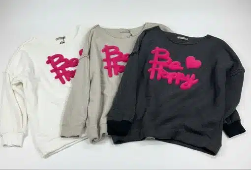 Hol dir das Bee Happy Sweatshirt in Weiß, Beige oder Dunkelgrau mit fröhlichem pinkem "Bee Happy" Print auf der Front!.
