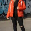 Du trägst die Urban Flame Jacke und schwarze Jeans, posierst vor Graffiti und strahlst pure Lebensfreude in die Kamera aus.