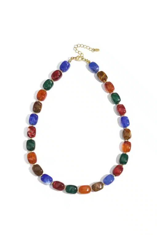Entdecke deinen Style mit dieser modernen Halskette aus bunten ovalen Perlen und einem edlen, goldenen Verschluss.