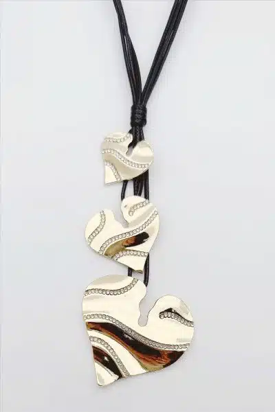 Entdecke deinen Look mit der Herzlich Lederbandkette: Drei glänzende Herzanhänger vereinen Glamour und modernes Design.