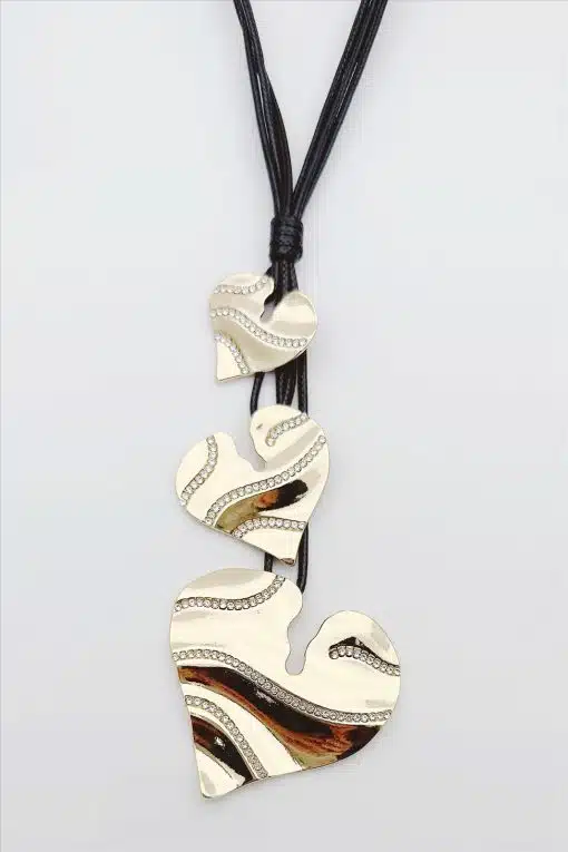 Entdecke deinen Look mit der Herzlich Lederbandkette: Drei glänzende Herzanhänger vereinen Glamour und modernes Design.