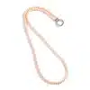 Entdecke deinen eleganten Look mit dieser Vario Kette lang: zartrosafarbene Perlen, funkelnder Silberverschluss, modern präsentiert.
