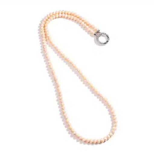 Entdecke deinen eleganten Look mit dieser Vario Kette lang: zartrosafarbene Perlen, funkelnder Silberverschluss, modern präsentiert.