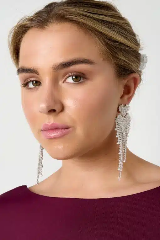 Strahle mit funkelnden, langen Silberohrringen und einem edlen Burgundertop - dein moderner Look zieht alle Blicke auf sich.