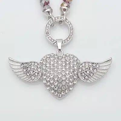 Mit dem Crystall Herz Wechsel Anhänger setzt du ein stylisches Statement - silbernes Herz, Glitzersteine, Flügel und moderner Verschluss.