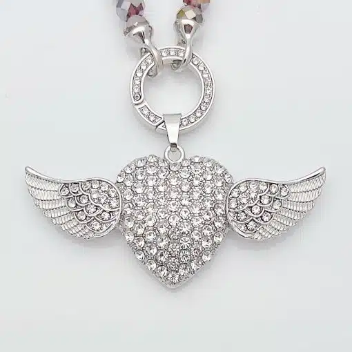 Mit dem Crystall Herz Wechsel Anhänger setzt du ein stylisches Statement - silbernes Herz, Glitzersteine, Flügel und moderner Verschluss.