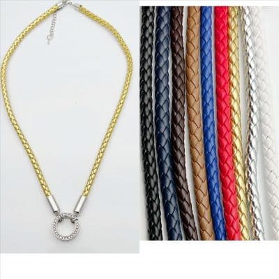 Entdecke deinen Look: Style die goldene, geflochtene Lederkette mit Silberring und bunten Bändern ganz nach deinem Geschmack!.