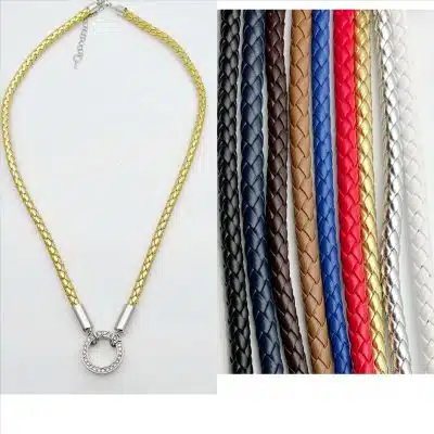 Entdecke deinen Look: Style die goldene, geflochtene Lederkette mit Silberring und bunten Bändern ganz nach deinem Geschmack!.