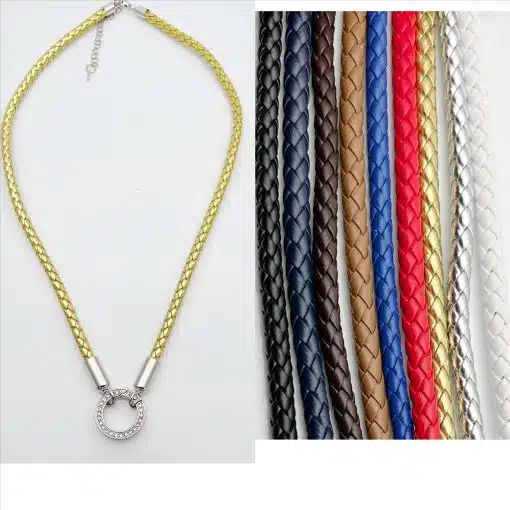 Entdecke deinen Look: Style die goldene, geflochtene Lederkette mit Silberring und bunten Bändern ganz nach deinem Geschmack!.