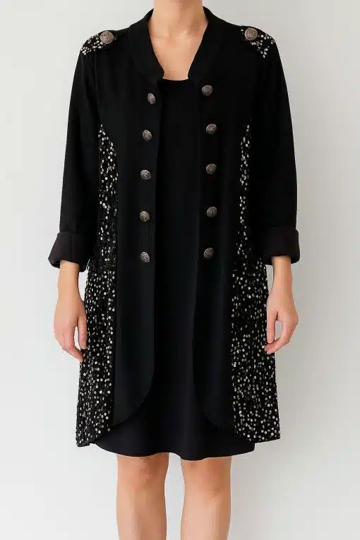 Style die Key-Piece Long Jacke mit dekorativen Knöpfen und Perlenmuster selbstbewusst über dein schwarzes Kleid.