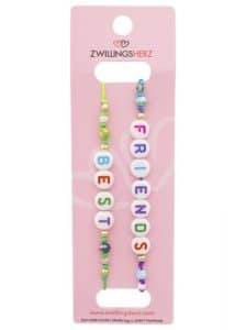Hol dir das Zwillingsherz Bestie Duo: Zwei bunte Armbänder mit "BEST FRIENDS" Perlen, perfekt als stylishes Geschenk für euch!