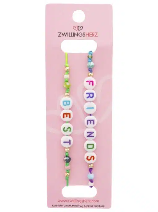 Hol dir das Zwillingsherz Bestie Duo: Zwei bunte Armbänder mit "BEST FRIENDS" Perlen, perfekt als stylishes Geschenk für euch!.